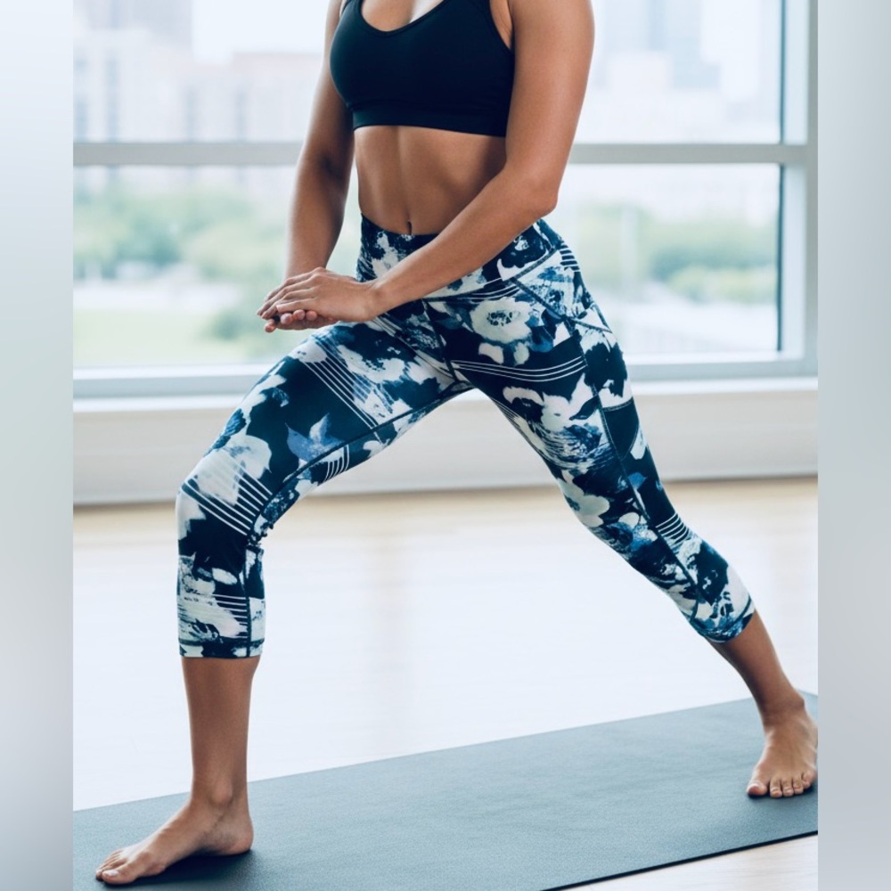 Fila Capri Leggings Woman’s Size Large Blue White Black Abstract Floral